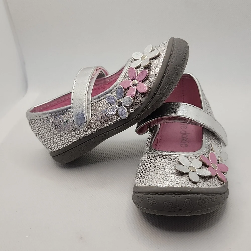 Okie Dokie Girls Silver Sequin Shoes with Flower Design Size 6M. NWOT